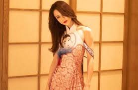 It is the third season of idol producer. æ–°èž æœ€ç¾Žå°é¾å¥³ æŽè‹¥å½¤è‚©å¸¶æŽ‰äº† è²¼èº«æ——è¢ç§€ã„¦å­—è…° Gossipingæ¿ Disp Bbs