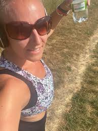 Who said you can't be 37 and go for a run in a crop top 😛 love the skin  your in girls 💗✌🏻