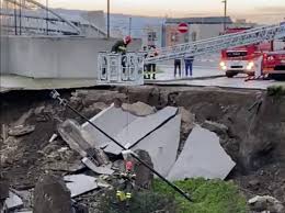 L'enorme voragine che si è creata ha inghiottito 3 automobili parcheggiate. Mo1s7wvq0q8v5m