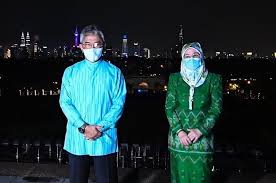 Pelakon popular neelofa yang terkenal menerusi suri hati mr pilot dan red velvet kini sedang berada di negara china. Terbongkar Harga Sebenar Face Mask Yang Dipakai Neelofa Ydp Agong Najib Global News