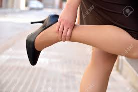 Ces jeux comprennent des jeux sur navigateur pour votre ordinateur et vos appareils mobiles, ainsi que des applications de jeux pour vos téléphones et tablettes android et ios. Coup Recadree De Belle Femme Avec Une Cheville Tordue Femme Pieds Touchant Le Pied Dans La Douleur En Raison D Une Entorse A La Cheville Avec Des Talons Aiguilles Banque D Images Et Photos