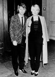 Björn ulvaeus continuó grabando y girando con hootenanny singers con gran éxito mientras trabajaba como productor interno en polar record company (encabezado por el futuro manager stig anderson ), con benny como su nuevo socio. Bjorn Ulvaeus And Lena Kallersjo Photos Bjorn Ulvaeus And Lena Kallersjo Picture Gallery Famousfix