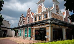 Pasar yang berdiri sejak tahun 1888 ini menawarkan walaupun namanya pasar, tetapi tempat ini memiliki ac yang bisa membuat betah para pengunjung. Tempat Membeli Belah Di Melaka Yang Menarik