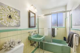 Mint Green And Yellow Tile Bathroom Yellow Bathroom Walls Yellow Bathrooms Vintage Bathrooms