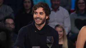 Il montre combien il sera difficile, en marge des prochaines élections générales, de convaincre l'électeur tout en évitant de le froisser en critiquant les. Epingle Sur Les Looks D Alex Nevsky
