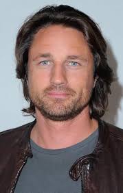 Hoy cumple años Martin Henderson (Auckland, 8 de octubre de 1974) es un  actor neozelandés, más conocido por haber interpretado a Stuart Neilson en  la serie Shortland Street (1992-1995) y por su