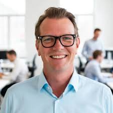 Edward nam als twintiger winkel van ouders over en heeft nu imperium:…