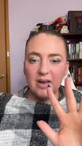 I decided it was time to try the new UBE collection from Huda Beauty. I  find I really like the effect of the purple powder. I have medium toned  skin and it works well