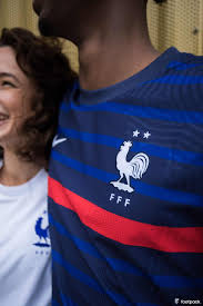 A l'instar du maillot domicile des bleus lors de l'euro 2012 en ukraine et en pologne, ce nouveau maillot domicile présente des rayures horizontales comme une marinière, mais. Les Maillots De La France Pour L Euro 2020 Devoiles Par Nike