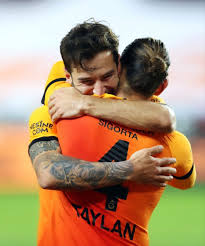 Bu sezon 950 dk süre alıp 5 gol 2 asist performansı gösteren genç oyuncu oğulcan çağlayan. Galatasaray Icin 510 Fikir 2021 Aslanlar Siyah Aslan Futbolcular