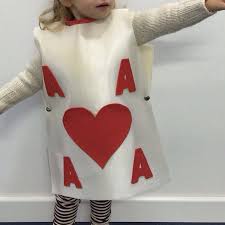 Precioso vestido basado en el personaje principal de la película clásica de animación de 1951 creada por walt disney llamada alicia en el país de las maravillas. Pin En Agujas De Chocolate