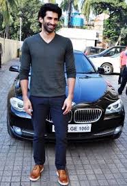 Aditya Roy Kapur Wiki Age Girlfriend Family Biography More Wikibio Shashi's maternal aunt's grandchildren are aditya roy kapoor and his brothers kunal and siddharth. aditya roy kapur wiki age girlfriend