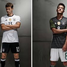 Das frankreich trikot em 2020 besteht aus dem traditionell blauen trikot em 2020 shirt, das sich perfekt mit einer hose in weiß und stutzen in rot ergänzt. Em 2016 Das Trikot Von Deutschland Fur Die Europameisterschaft In Frankreich Fussball Em