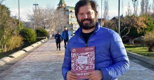 Creo que el voto obligatorio es una medida necesaria, pero no suficiente | t13 en conversación con t13 noche, el precandidato presidencial del frente amplio, se refirió a los resultados de la segunda vuelta de gobernadores regionales y además abordó el avance en el congreso del regreso del voto obligatorio. Former Student Leader Gabriel Boric Defeated Communist Candidate In Left Wing Primary In Chile