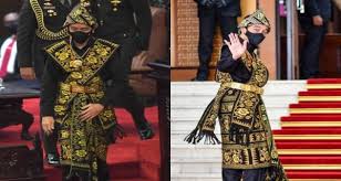 Aug 04, 2021 · baju adat ini terbuat dari bahan satin dan sutra yang lembut dengan sentuhan kain tenun khas sasak. Jokowi Terlihat Berkarisma Dan Gagah Memakai Baju Adat Sabu Ntt Jpnn Com