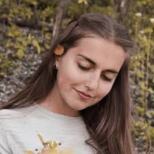 Anna Mayer's Instagram, Twitter & Facebook