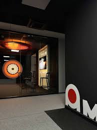 Design di uffici corporate per Amada: Benessere e comfort