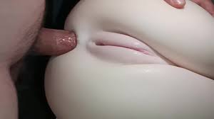 Gros plan, cul de blanche-neige étant pénétré par une bite