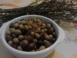 Preparare Le Olive In Salamoia Nel Modo Pugliese E Fattibile Purche Ci Si Provveda Del Finocchietto Selvatico Che Crescenelle Zo Ricette Ricette Facili Olive