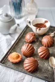 Madeleines Citron Au Coeur Praline Et Chocolat Chocolat Au Lait Amuses Bouche En 2020 Madeleine Citron Chocolat Au Lait Recettes Cuisine Anglaise