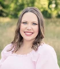 Ginger Hollis's Instagram, Twitter & Facebook