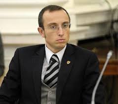 În 2003, fostul polițist a fost arestat și a primit în instanță o pedeapsă de 16 ani de închisoare. Senatorul Iulian Urban Pdl Vrea Pedeapsa Cu Moartea Interzisa De Constitutia Romaniei Si De Legislatia Ue Pentru Violatorii Criminali De Minori Sub 10 Ani Hotnews Mobile