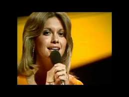 Olivia Newton John Performs Her 1973 Single Let Me Be There Live On The British Television Program Sez Les The Olivia Newton John Oldies Music Music Memories