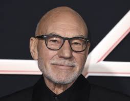 Vem skulle du välja som skådespelare för en liveaction Alfred på 70-80 år?  Jag skulle välja Charles Dance eller Patrick Stewart : r/batman