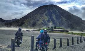 Hanya mereka yang telah terdaftar menjadi anggota tetap maupun sementara yang memiliki akses masuk ke dalam societeit harmonie. Tiket Masuk Bromo Semeru Naik