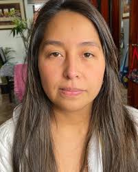 Social glam 🥹💕 Look ideal para la noche ! Aunque tengas el ojito  ligeramente caído puedes definirlo más con delineado negro pero siempre  esfumando para dar la ilusión de un ojo profundo