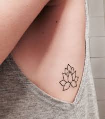Fleur dans le guide complet du premier tatouage. Tatouage Fleur De Lotus 20 Idees De Modeles Pour S Inspirer