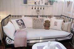 Nice Day Bed Dressed With Old Linens Shabbychicbedrooms Shabby Chic Bedrooms Bedroom Vintage Furniture