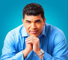 Llueven críticas Dío Astacio por usar aceras para proselitismo político