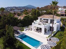399 Tykkaysta 4 Kommenttia Alexander White Alexanderwhitesthlm Instagramissa Celine Property Group C Small Villa Marbella Villas Dream House Exterior