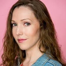 In the wake of their father's death, two estranged siblings begin a journey  of self-discovery. When family responsibility conflicts with their dreams,  they must learn to love each other before they can