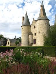 Credit Lea Favereau Jardin De Curiosites Jardin Medieval De La Fontaine De Vie Label Jardin Remarquable Le Bois Orcan Chateau Xive Xve Siecles Citta