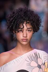 Au delà de donner de l'allure, les cheveux courts (comme les cheveux longs d'ailleurs) peuvent suivre les. Cheveux Crepus Frises Ou Lisses 21 Idees De Coiffure Dont S Inspirer Madame Figaro