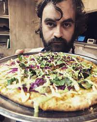 The crust is thin and the topping is delicious. Hoggorm Postimet Facebook