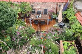 Ein einheitliches konzept mit der inneneinrichtung. Garten Im Sommer Mit Selbstgebautem Hochbeet Muhvie De Garten Balkon Genuss