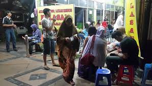 Resep ayam goreng kalasan merupakan salah satu resep favorit yang banyak dicari orang. Malam Hari Ramai Pelanggan Picture Of Ayam Goreng Rebus Kalasan Simpang Lima Semarang Tripadvisor