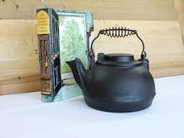 Vintage Wagner Ware Cast Iron Tea Kettle Teapot Farmhouse Etsy Tea Kettle Kettle Lodge Kitchen Decor