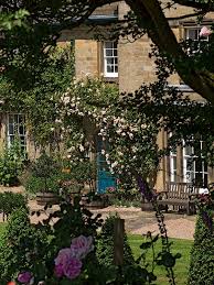 Inside The Home Of The Dowager Duchess Of Devonshire Awesome Slide Show From Sotheby S Mit Bildern Landhaus Gartengestaltung Pflanzen