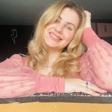 Ella Houser's Instagram, Twitter & Facebook