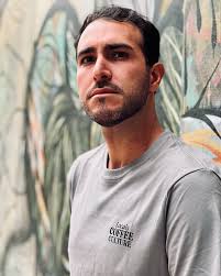 Mi nombre es André, pero casi nadie me llama asi. Naci hace 34 años, todo  pasa muy rápido en este lugar. Con el paso del tiempo siempre voy dándome  cuenta que estamos