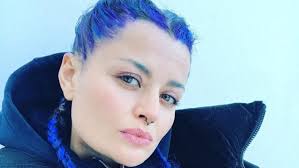 Je totiž těhotná a mateřské pudy v sobě už nezapře. Erika Starkova Je Tehotna Jeji Pritel Se Zivi Prodejem Etno Sperku Evropa 2