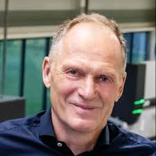 Na een periode van 10 jaar in de directie van Suplacon maak ik ruimte voor  de jonge generatie. Ik blijf actief in de verkoop, nu als senior sales  engineer. In deze functie