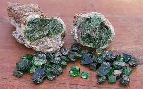 Tsavorite Porphyroblas Gems And Minerals Gemology Minerals And Gemstones