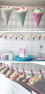 Por ejemplo, quién no se ha hinchado de dulces un domingo en el que hacía mucho frío, mientras estaba metido debajo de una manta en el sofá. Bonne Idee Les Cones Suspendus Pour Une Sweet Table Originale Decorations De Fete Diy Decoration Fete Idees De Fete