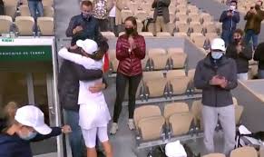 Jako juniorka świątek była mistrzynią deblu dziewcząt w 2018 french open obok caty mcnally oraz mistrzynią dziewcząt z. Wzruszajace Zachowanie Igi Swiatek Po Finale Roland Garros Polka Podziekowala Najblizszym Tenis Sport Pl