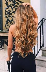 The bulk and volume of the hair are managed with the help of tapered lengths together with a rounded top and crown. Pinterest Princesslucy24 Lockige Frisuren Frisur Lange Haare Locken Haarschnitt